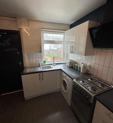 Castle House | Swansea 5BR House for Groups