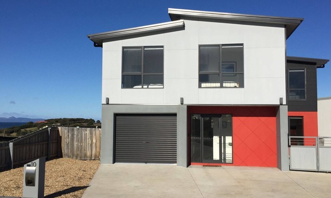 Swansea House | Swansea Oasis - Spacious With Water Views