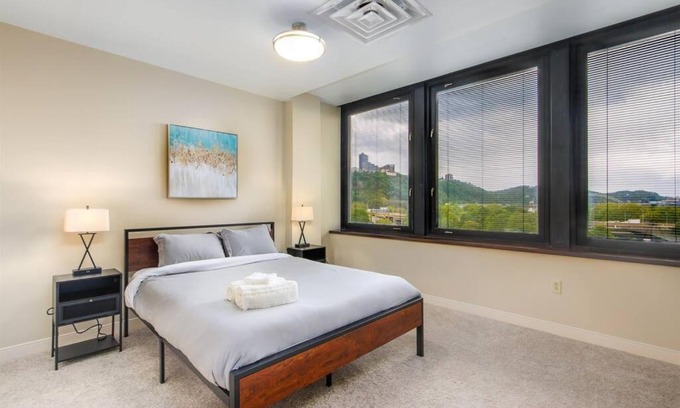 Downtown Pittsburgh Apartment | Sweeping Stadium Views TOP LOCATION BEST VIEWS FAST WIFI 24-7 Gym Lounge Roku