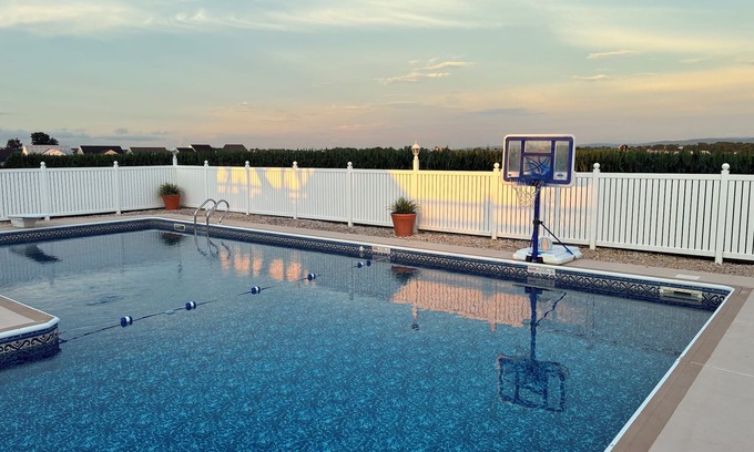 Annville House | Sweet Adventure of Hershey! Private Oversized Pool. 3000 sq ft house. Sleeps 13.