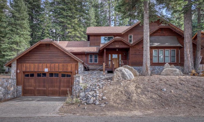 Country Club Estates House | Sweet Cherry Hills Escape