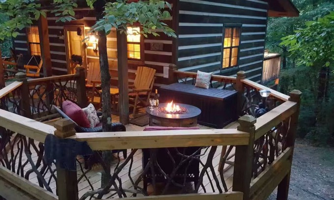 Cleveland Cabin | Sweet Retreat Cabin - Fiber Optic Wi-Fi, Hot tub, Pool table and more.
