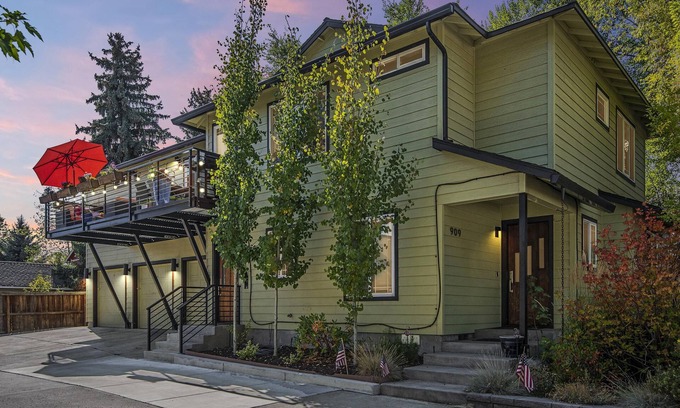 Old Bend House | Sweet Spot- Oasis in Walkable Old Bend, Salt Hot Tub, AC, 100+mbps Wifi, 30 nts