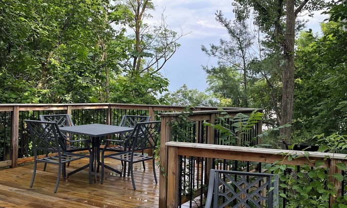 Michigan City House | Sweet Stay By-The-Lake in Michigan City with AC, WiFi