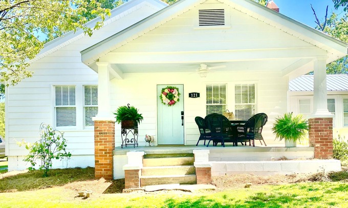 Clarkesville Cottage | Sweet Tea Cottage. 11 miles to Helen and 2 Miles to Downtown Clarkesville.