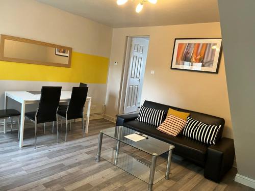 Swindon Apartment | Swindon Home from Home 2 - EnterCloud9SA