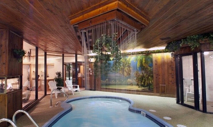 Mequon Hotel | Sybaris Pool Suites Mequon