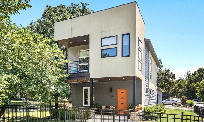 Bentonville House | TᕼE ᒍᑌᑎIᑭEᖇ- Ace location between Coler & Slaughter Pen
