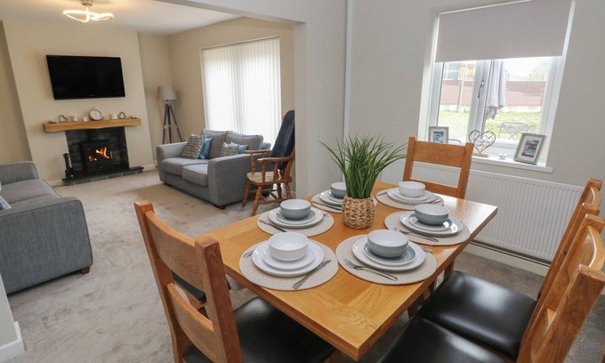 Margam Cottage | T?&NBSP;DRWS NESAF, pet friendly, with open fire in Cwmllynfell
