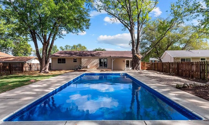 St. Peters House | T's Luxury Pool, Home Theater & Arcade House Prime Location - St. Louis Airport