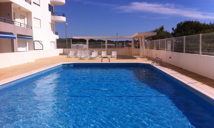 Cavacos Apartment | T1 with pool and parking, sea view and wi-fi, in front of the beach of Quarteir