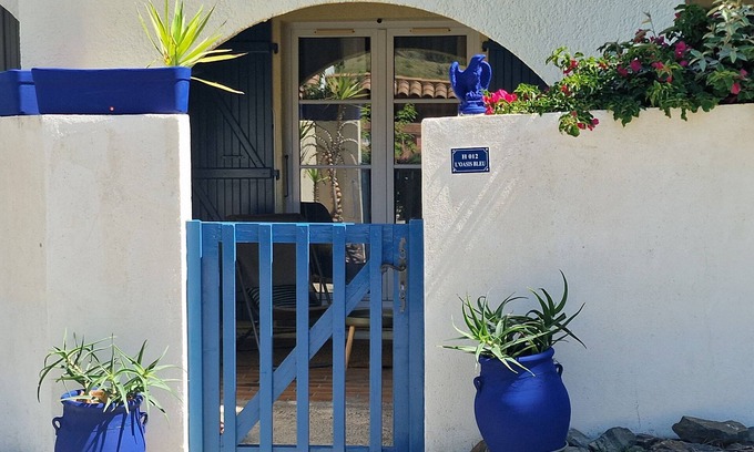 Plage d'Argeles Apartment | T2 37 m² in a protected cove, terrace, small garden, mountain view.