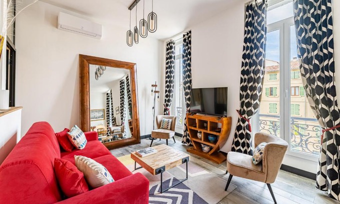 Opera Apartment | T2 Chic, Vue Vieux-Port et Notre Dame, Atypique, Calme, Clim, 48M2, Accès autonome avec code