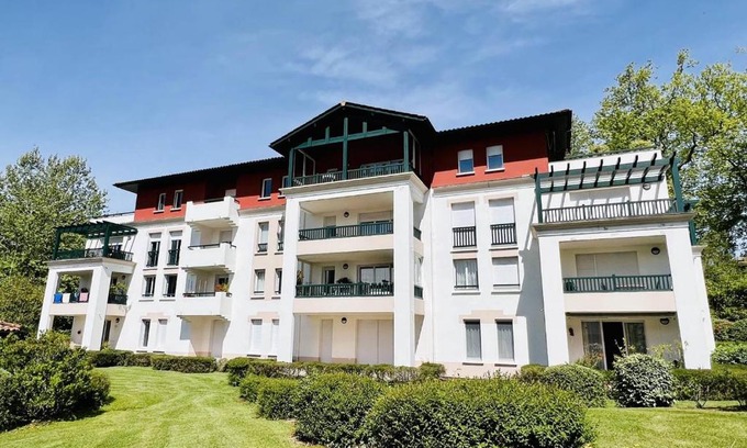Cambo-les-Bains Apartment | T2 lumineux à Cambo-les-Bains avec piscine, parc et parking, proche centre, équipé et sécurisé - FR-1-495-57