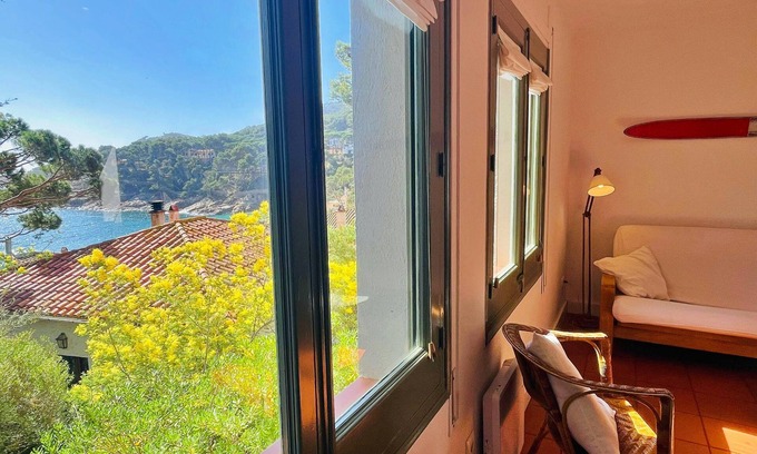 Tamariu Apartment | T3 · Charming seaside escape with stunning views