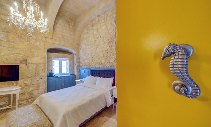 Rabat House | Ta Karmenu - An 800 year old modernized studio, walking distance to Mdina