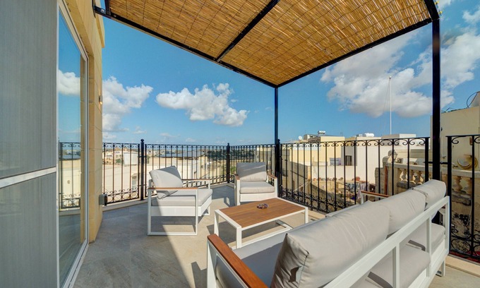 Rabat House | Ta´ Karmenu, an 800 year old modernized studio with terrace, by walk to Mdina