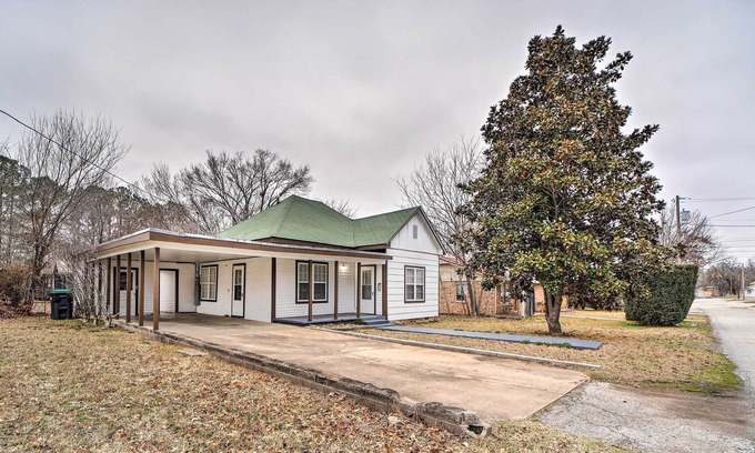 Tahlequah House | Tahlequah Home Half Mi to Northeastern State