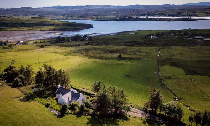 Eyre House | Taigh Dolag. Skye Holiday house, central location with stunning views.