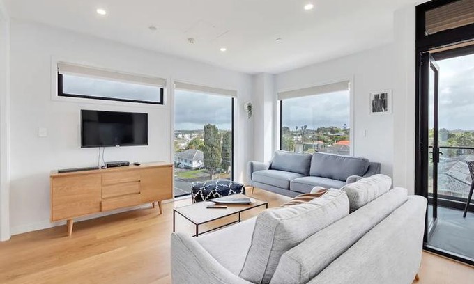 Takapuna Apartment | Takapuna Contemporary 2BR w/Carpark
