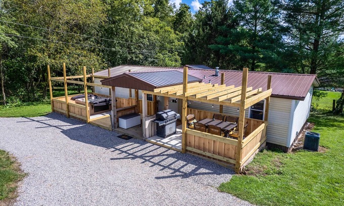 East Fultonham House | 'Take 5 Relax, Rest, Refresh' with Yard & Pond!