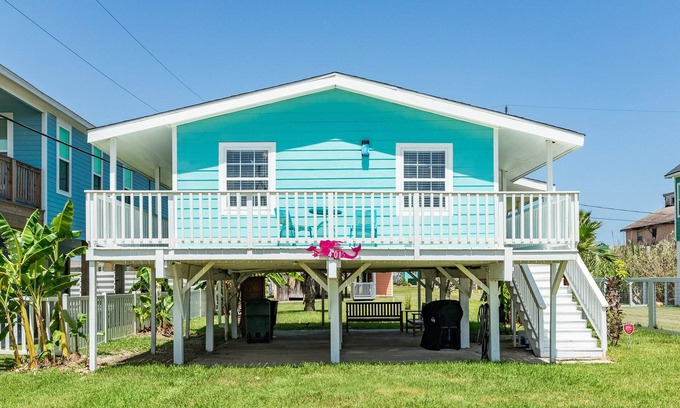 Galveston House | Take Fido to the Beach! Close to Galveston Amenities!