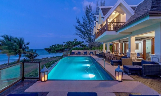 Silver Sands Villa | Tallawah 7-BEACHFRONT! FAMILIES WELCOME! STAFFED! INFINITY POOL! SECURITY