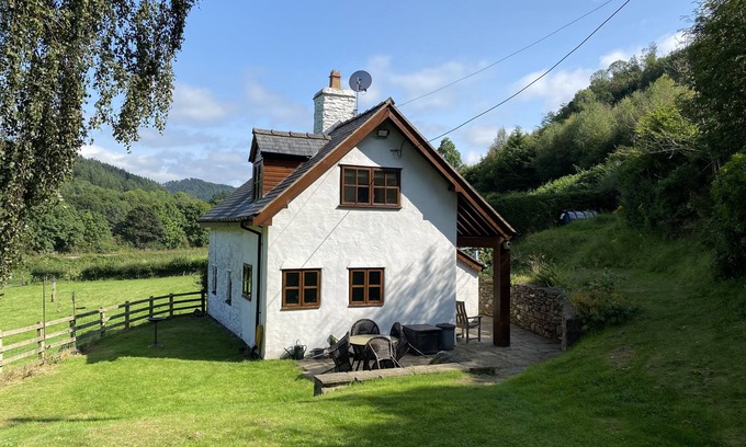 Glyndyfrdwy Cottage | TAN Y GARTH COTTAGE, pet friendly, with open fire in Llangollen