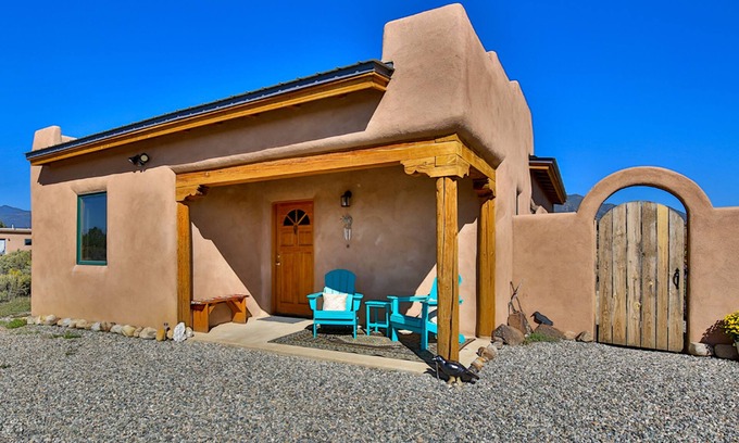 El Prado House | Taos Raven House, gorgeous mountain views between Taos Ski Valley and Taos Plaza