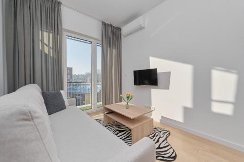 Krzyki Apartment | Tasteful Apartment with FREE GARAGE and Balcony by Noclegi Renters