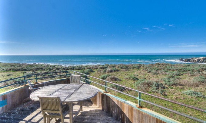 Sea Ranch House | Tastefully appointed ocean front home with dramatic ocean views