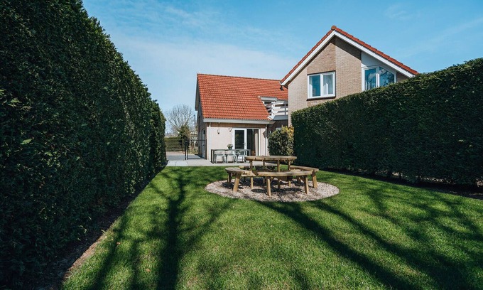 Ouddorp House | Tastefully decorated holiday home with a spacious enclosed private garden facing south and within walking distance of the beach (dogs allowed).