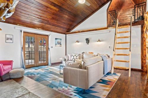 Custer House | Tatanka Hideaway Hot Tub Pool Table Massive Space