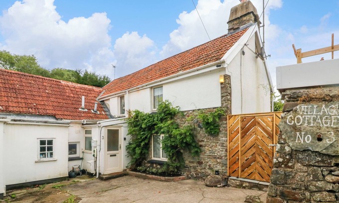 Bishops Tawton Cottage | TAWSTOCK VIEW, pet friendly, with open fire in Bishops Tawton