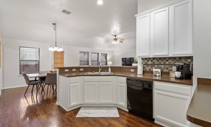 Little Elm House | TCH - 3 Bedroom 2 Bathroom Fully Furnished home in Little Elm - Q