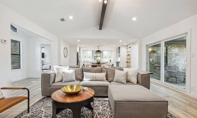 Grapevine House | TCH - Spacious 4bd/2ba in Grapevine with Workspace