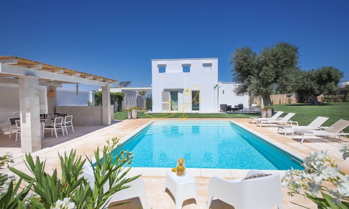 Cozzana House | TD Villa Patrizia Pool & Alfresco Kitchen