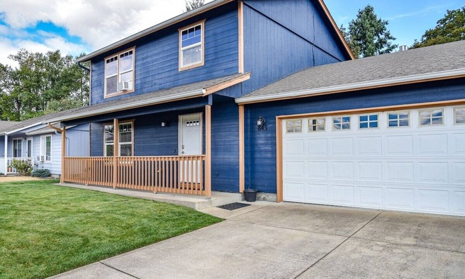 Albany House | Teak: a Family Home. 5 TVs, backyard, pet friendly