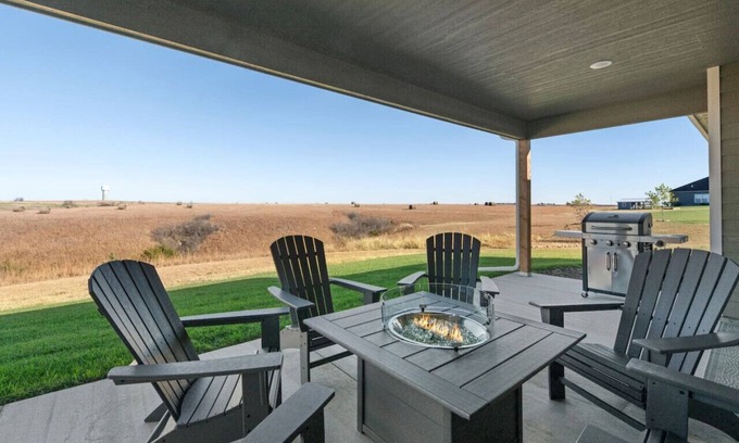 Manhattan House | Tee'd Up Colbert Hills at Home Stay MHK