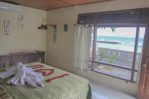 Candi Dasa Hotel | Temple Cafe & Seaside Cottages