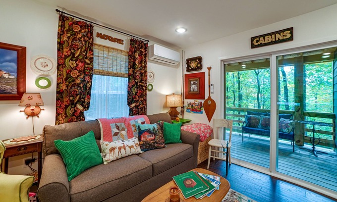 Dover Cottage | Tennessee Escape w/Hot Tub & Fire Pit!