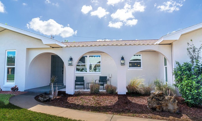 Largo House | Terrace Haven- 1 mile to beaches