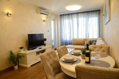 Novi Sad Apartment | Tesla 70 Apartment with secure parking In the garage