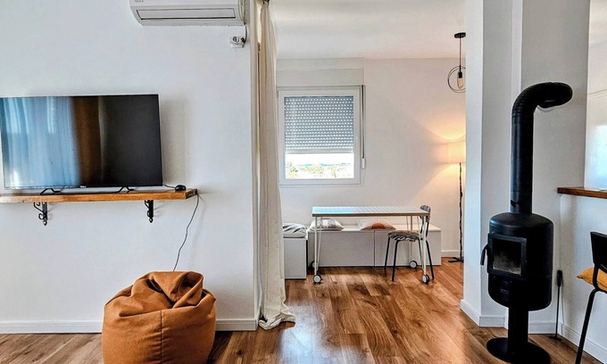 Odzaci Apartment | TESLA City-View Apartment with Free Parking, Fruits, Coffee & Wi-Fi Wi-Fi