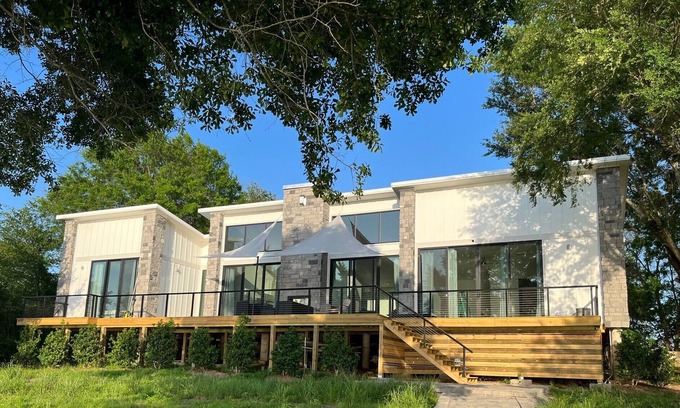 Groesbeck House | Texas Lake Hideaway at Limestone