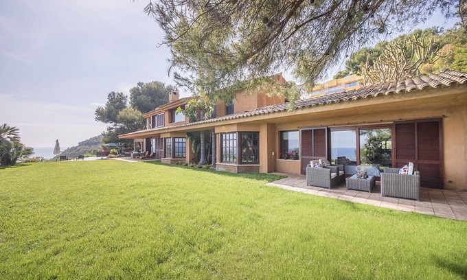Tamarit Villa | TH87 Deluxe seafront villa 200m to the beach