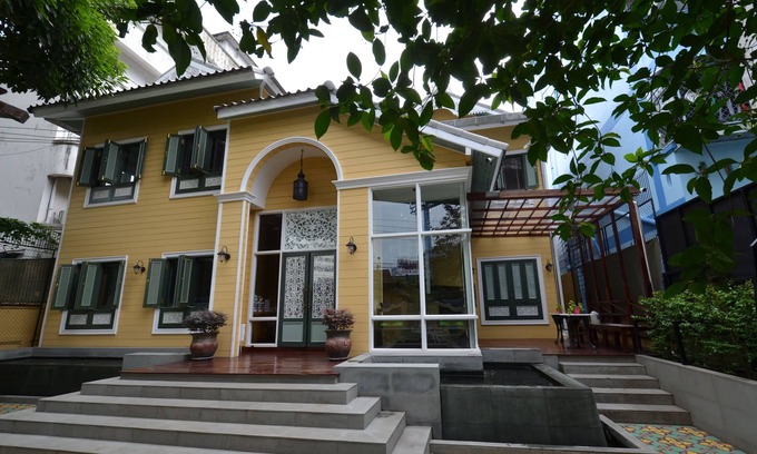 Ratchathewi Bed & Breakfast | Thai retro style in center of Bangkok near Pratunam,Central world,Airport link.