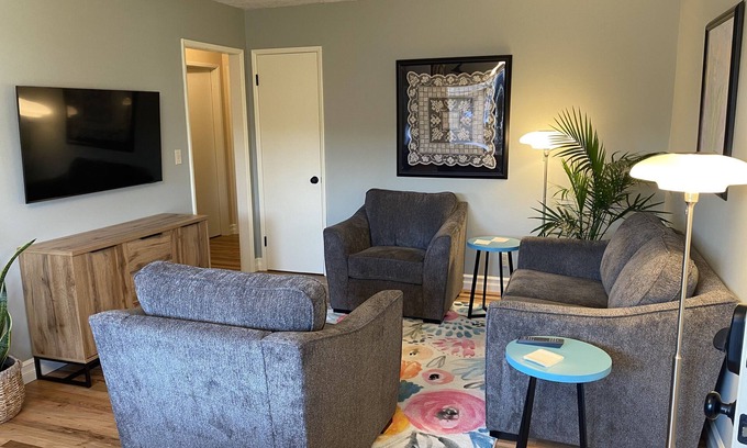 Southeast Salem House | The 3 Oaks @ 1133 17th SE Salem by Salemstays.com