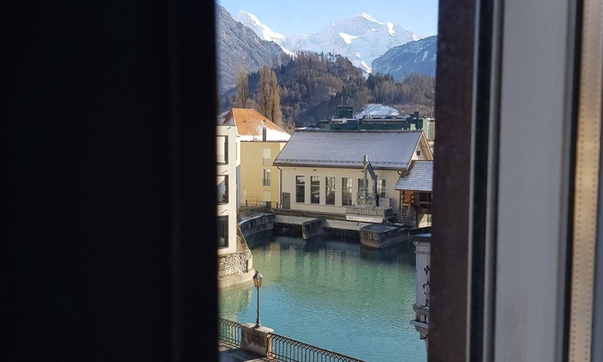 Unterseen Hotel | The Aarburg Hotel & Café