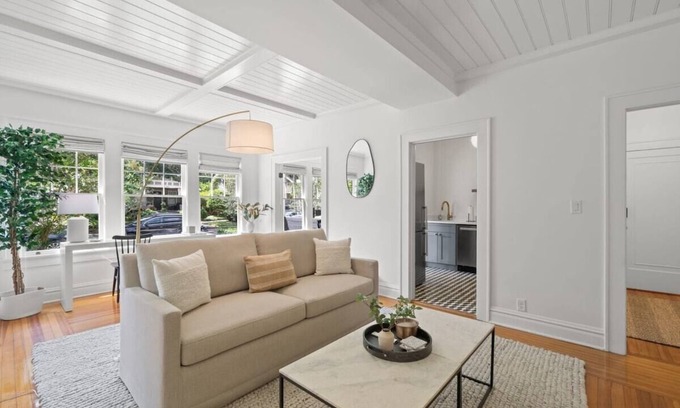 Hyde Park Apartment | The Adaline #2 | Beautiful Hyde Park 1BR Suite